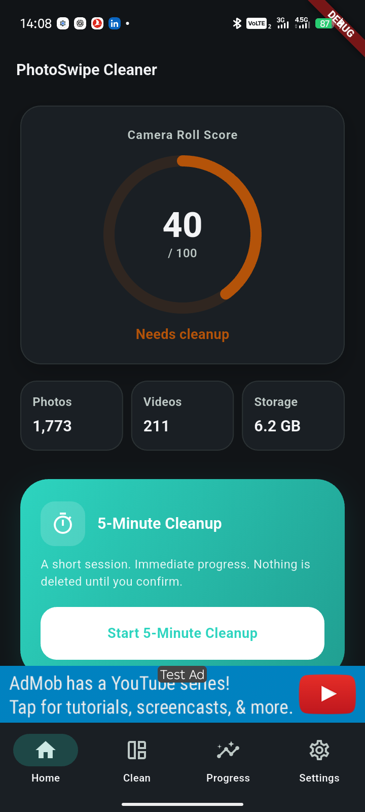 PhotoSwipe Cleaner Home screen with Camera Roll Score and 5-Minute Cleanup